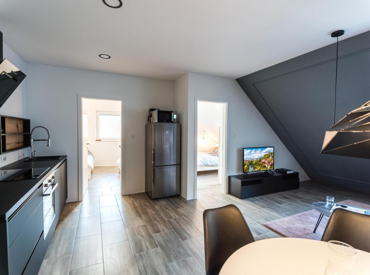 Flex Apartments Tour As Ljubljana Bagian luar foto