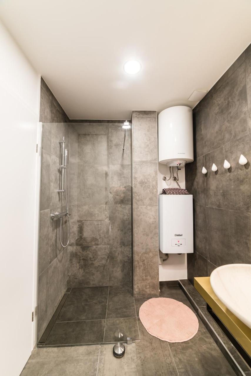Flex Apartments Tour As Ljubljana Bagian luar foto