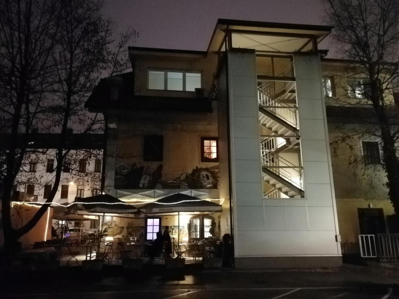 Flex Apartments Tour As Ljubljana Bagian luar foto