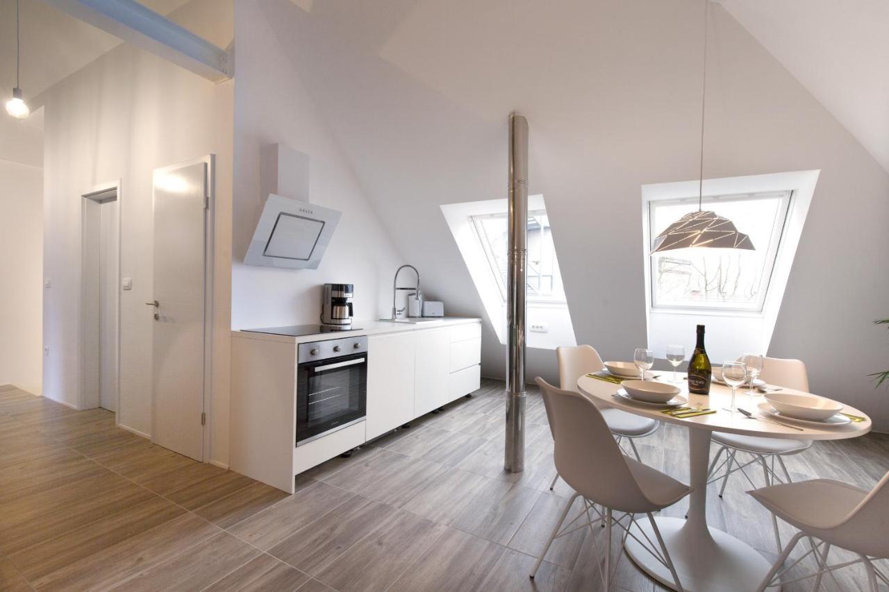 Flex Apartments Tour As Ljubljana Bagian luar foto